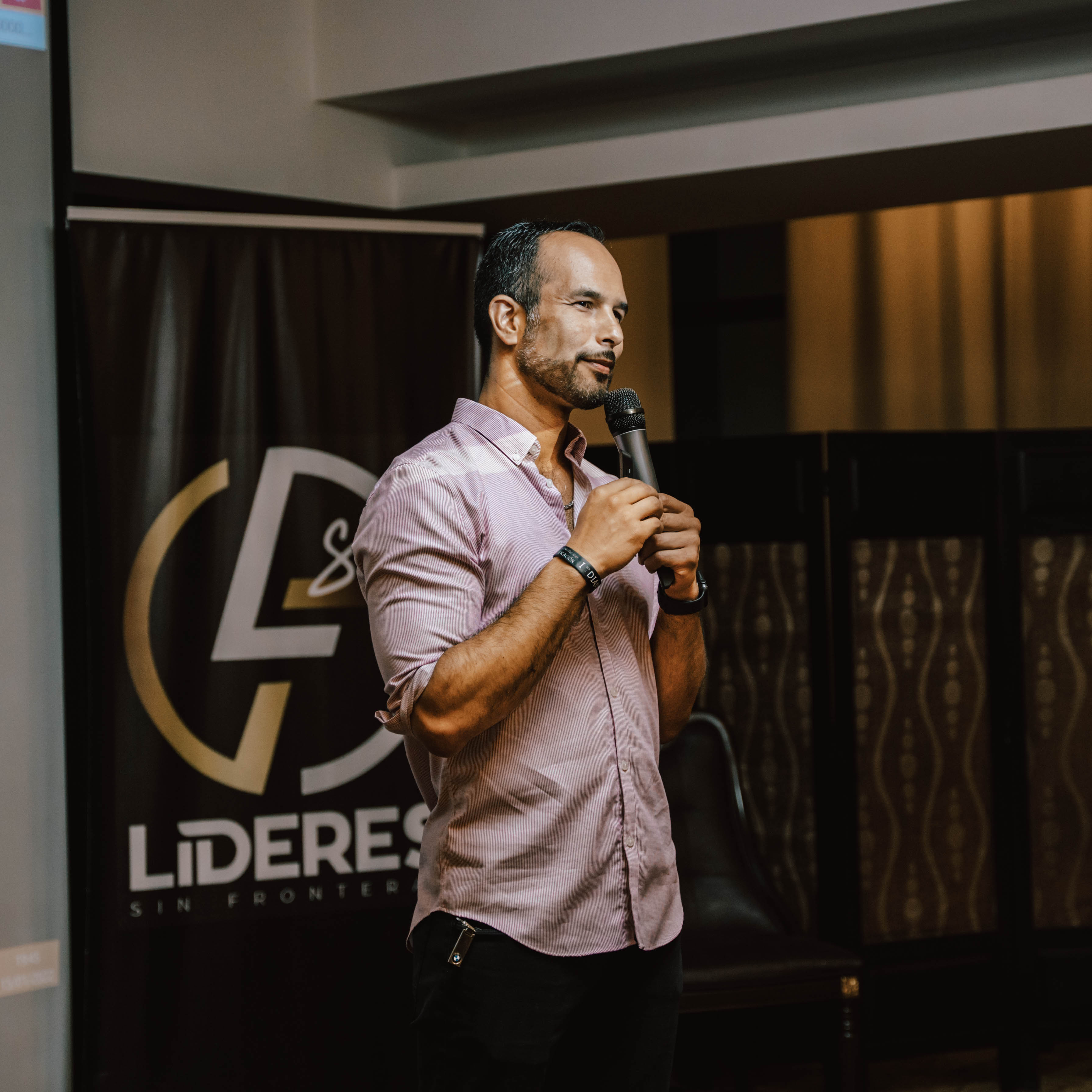 Christian Guevara hablando con micrófono durante una formación